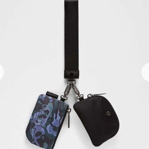 NWT $48 Lululemon Dual Pouch Wristlet
Flower Meld Mini Multi / Gunmetal